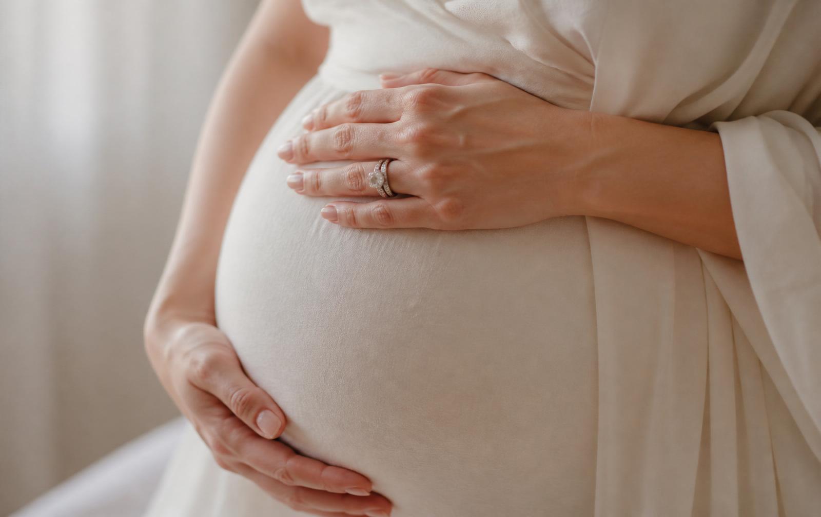Mãe acolhendo sua barriga de gestante